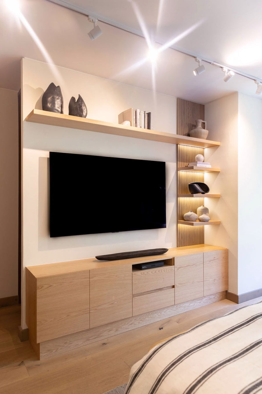 Mueble de TV a medida en roble, proyecto Espoz