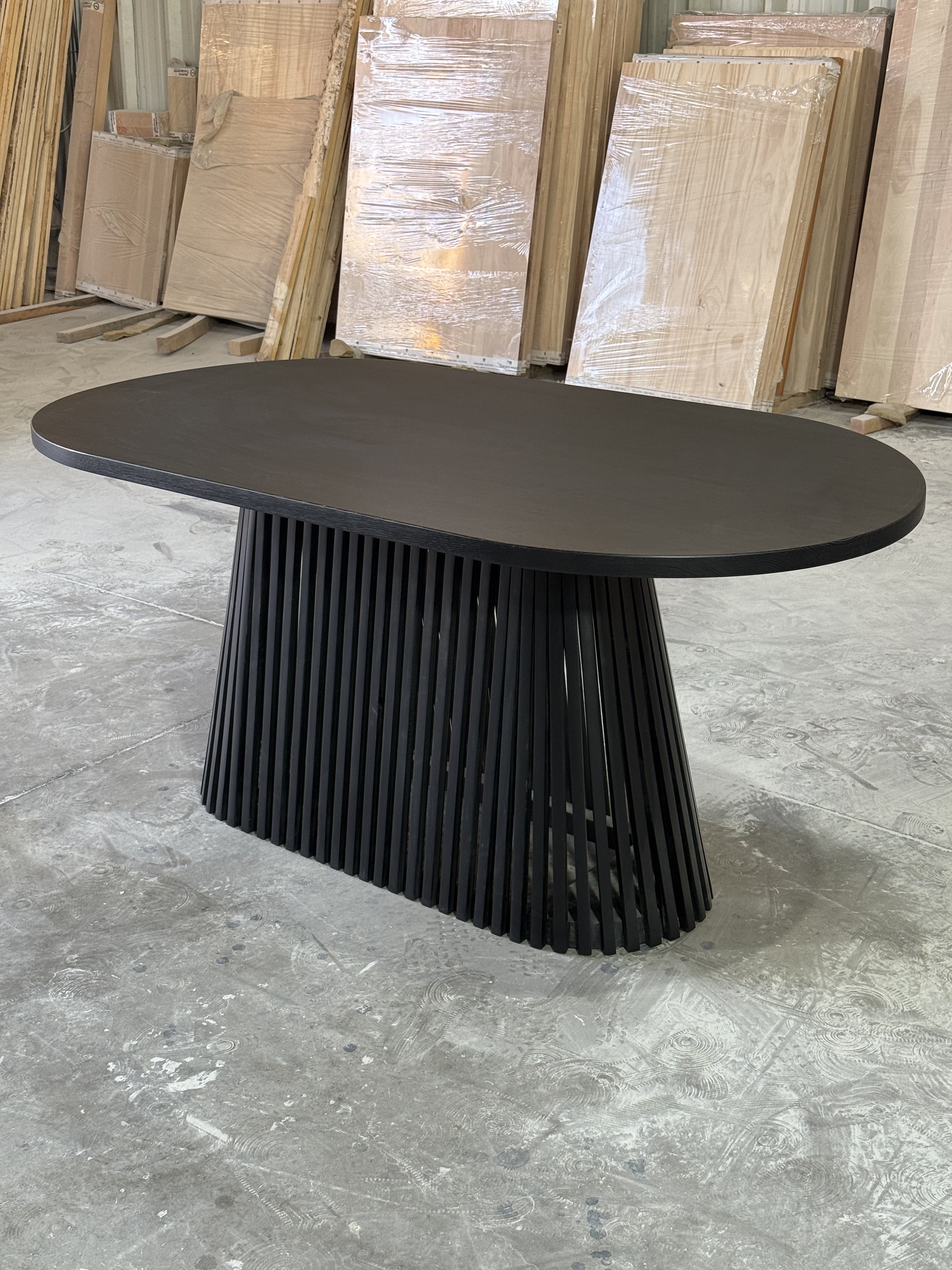 Mesa Ovalada Trama