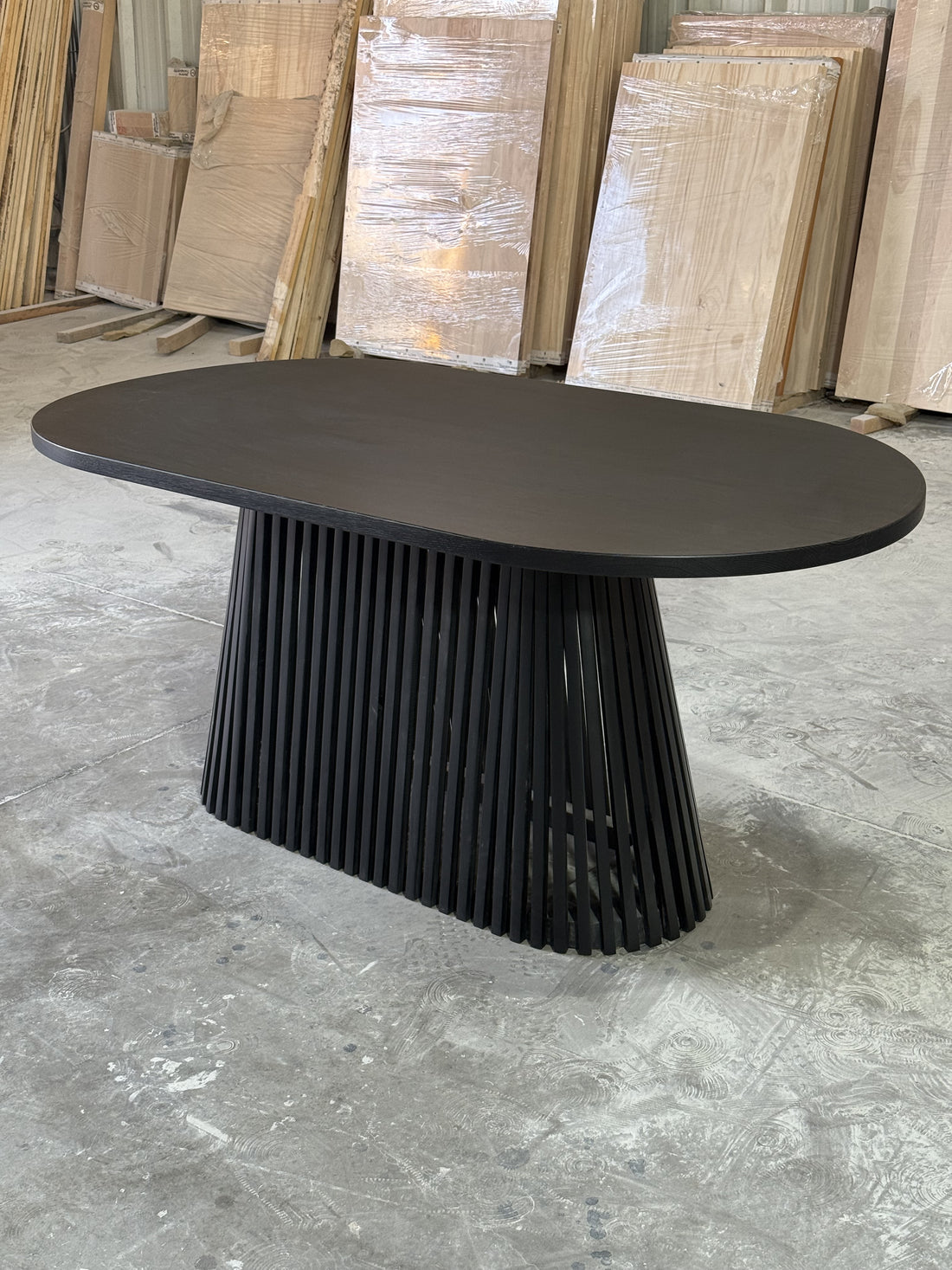Mesa Ovalada Trama