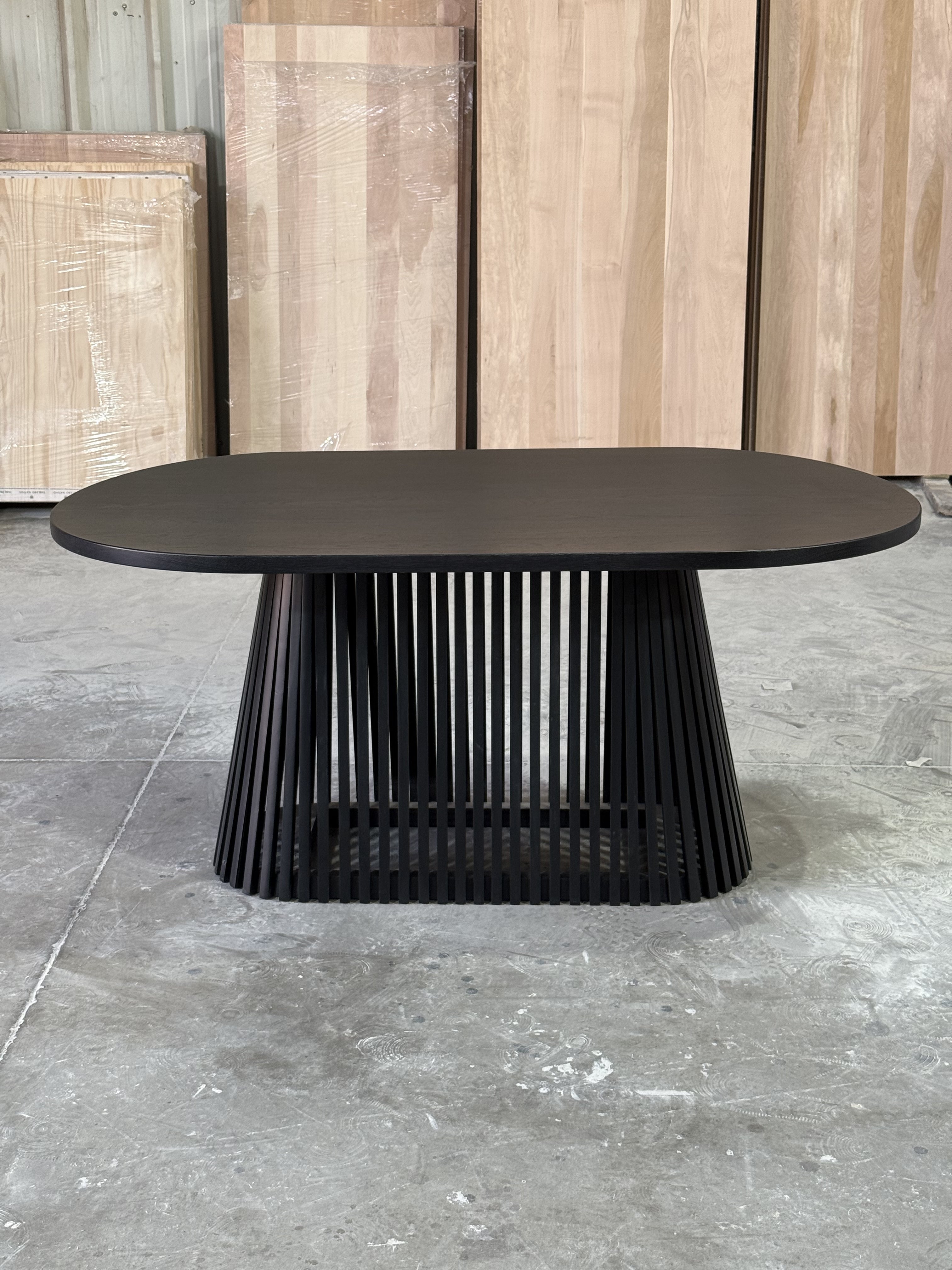 Mesa Ovalada Trama