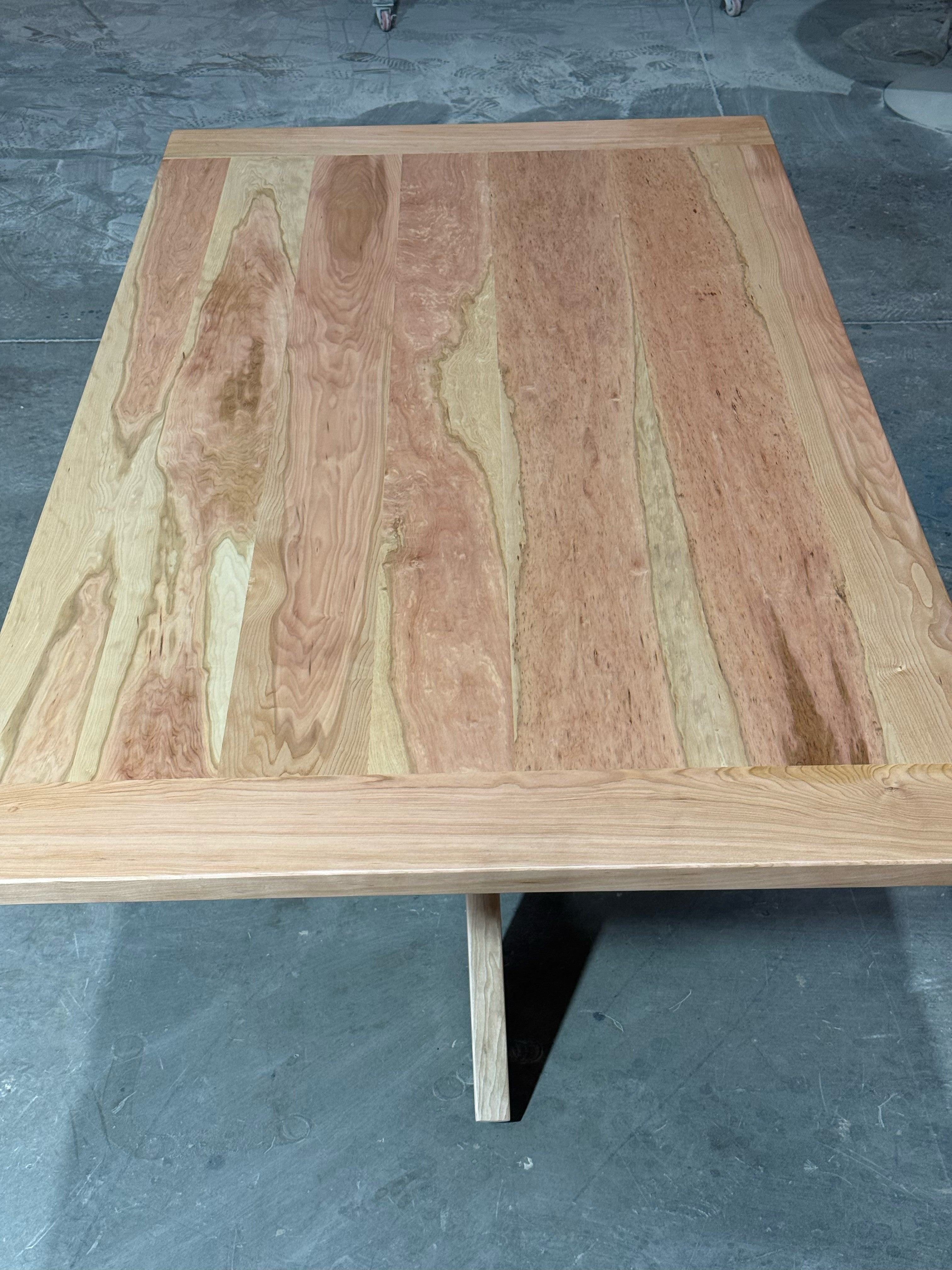 Cubierta de la mesa de comedor rectangular Lena vista desde arriba: lenga natural con vetas en tonos rosados y crema.