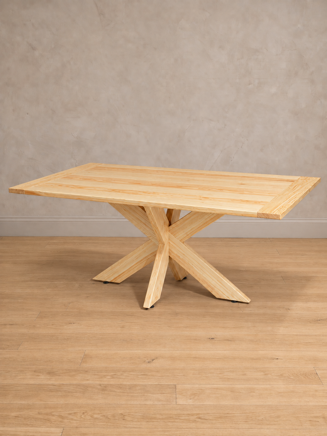 Mesa de comedor rectangular Lena en pino natural, vista en tres cuartos, base de patas cruzadas de madera maciza.