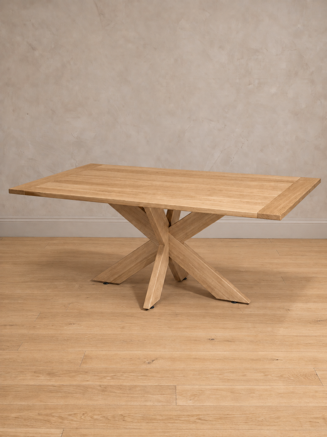 Mesa de comedor rectangular Lena en roble americano natural, vista en tres cuartos, base de patas cruzadas de madera maciza.