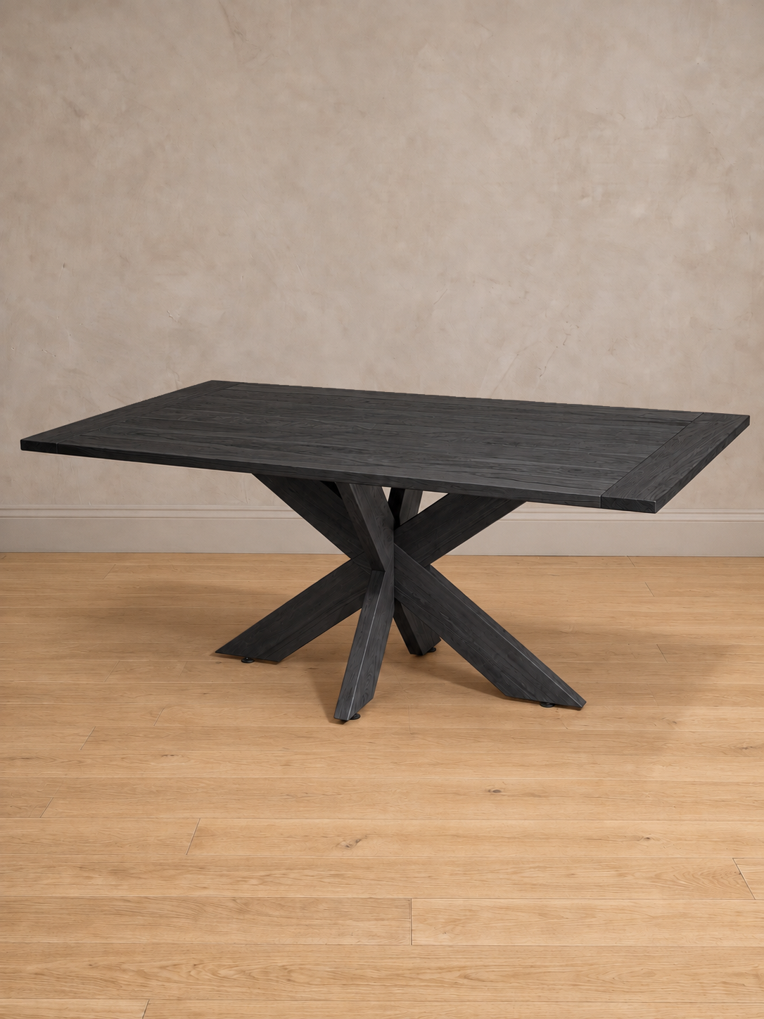 Mesa de comedor rectangular Lena en tono negro, vista en tres cuartos, base de patas cruzadas con la veta de la madera a la vista.