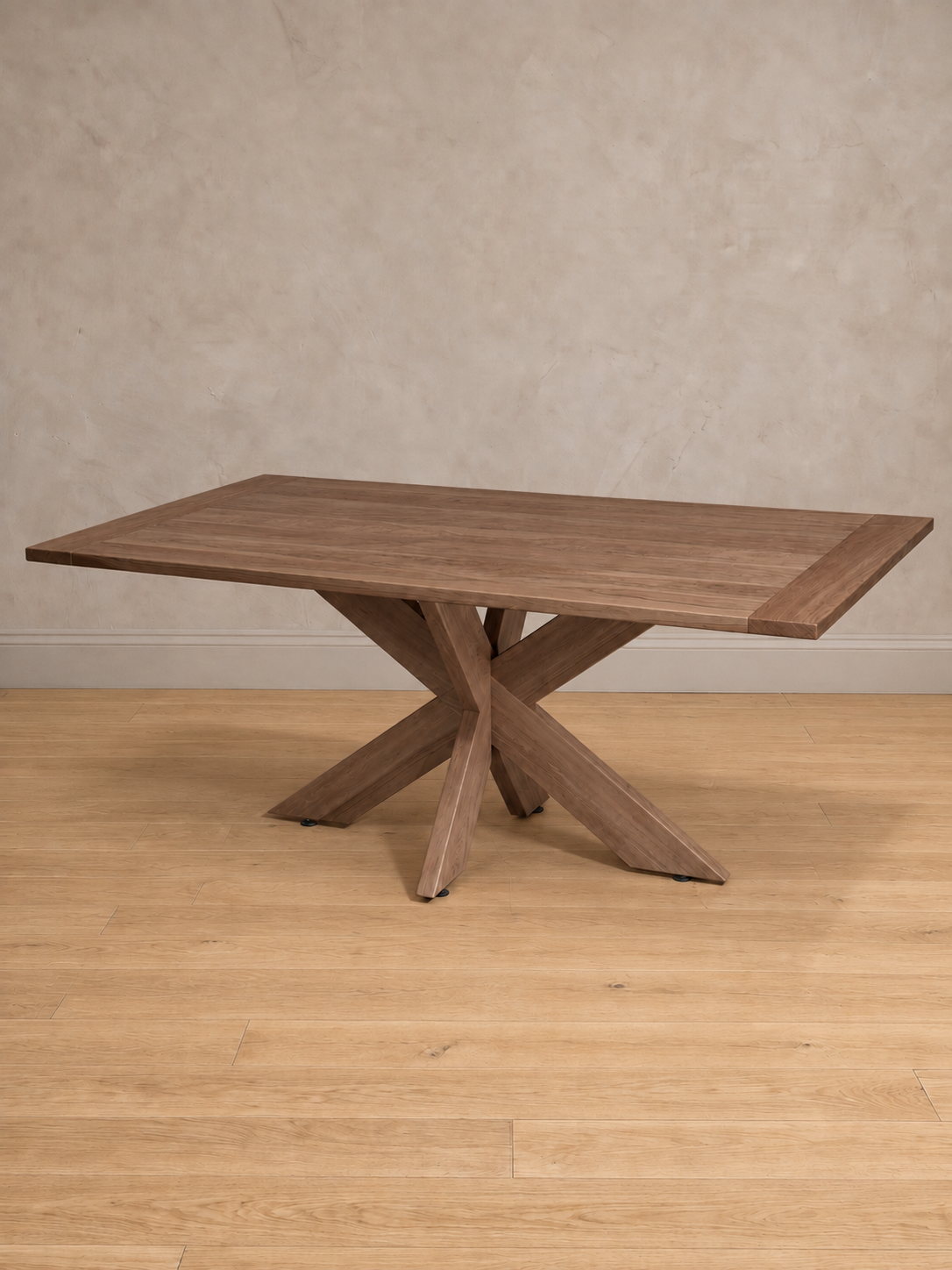 Mesa de comedor rectangular Lena en tono nogal, vista en tres cuartos, base de patas cruzadas con la veta de la madera a la vista.