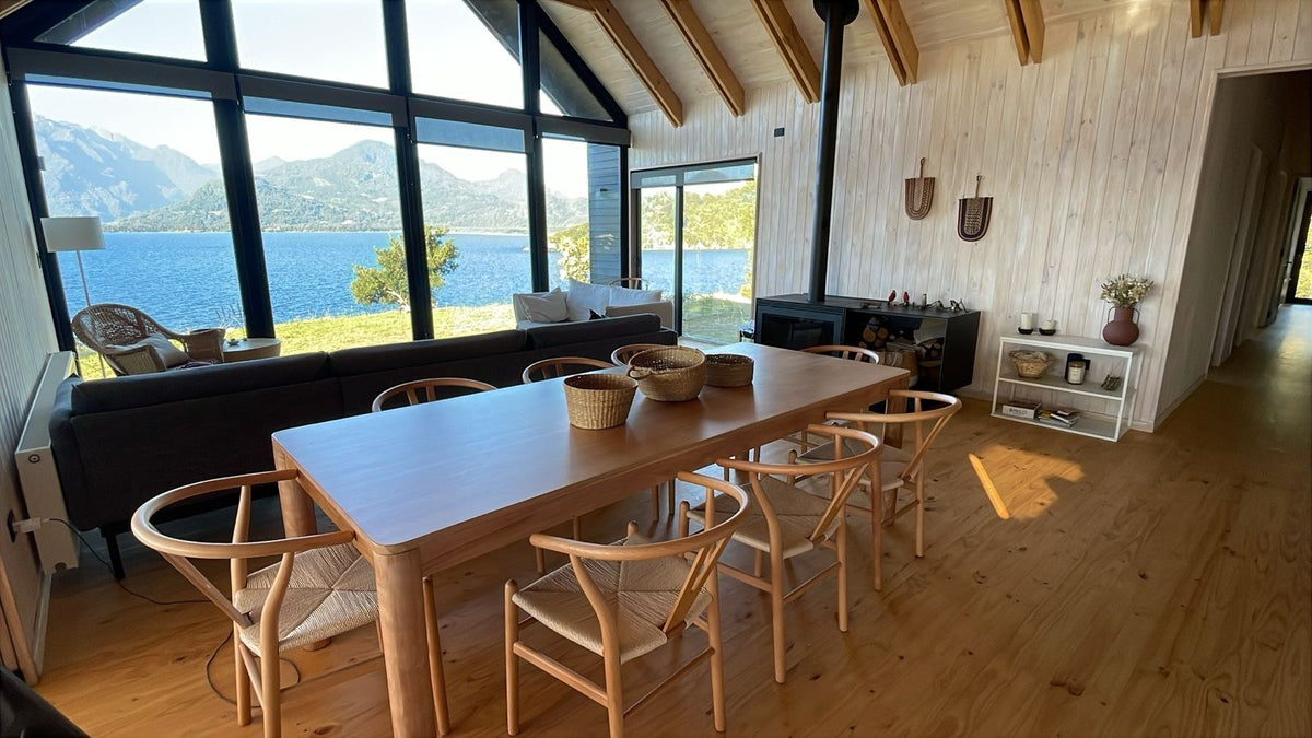 Mesa Santorini en un comedor con vista al Lago Ranco