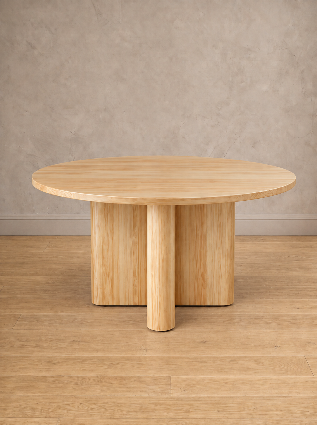 Mesa de comedor redonda Amora en pino natural, con su base en cruz de remates curvos.