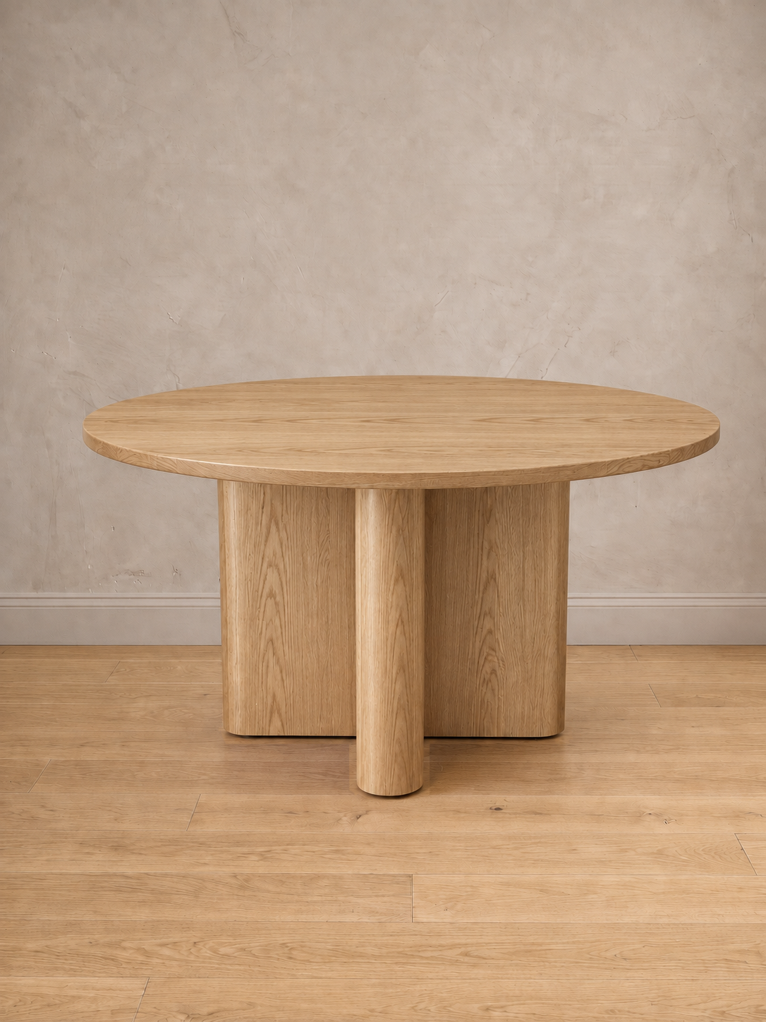 Mesa de comedor redonda Amora en roble americano natural, con su base en cruz de remates curvos.