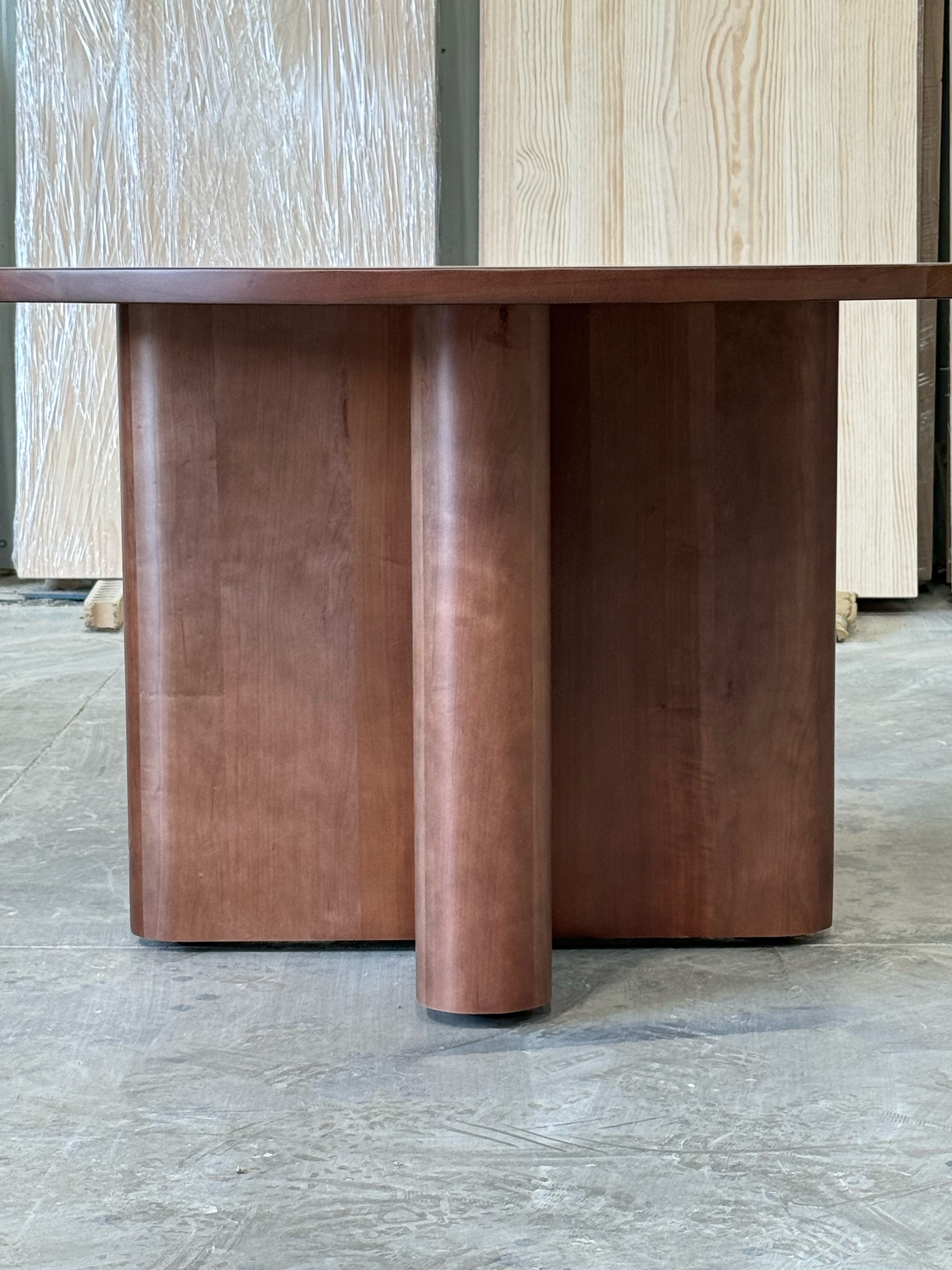 Base en cruz completa de la mesa de comedor redonda Amora, tres piezas de madera maciza de lenga.