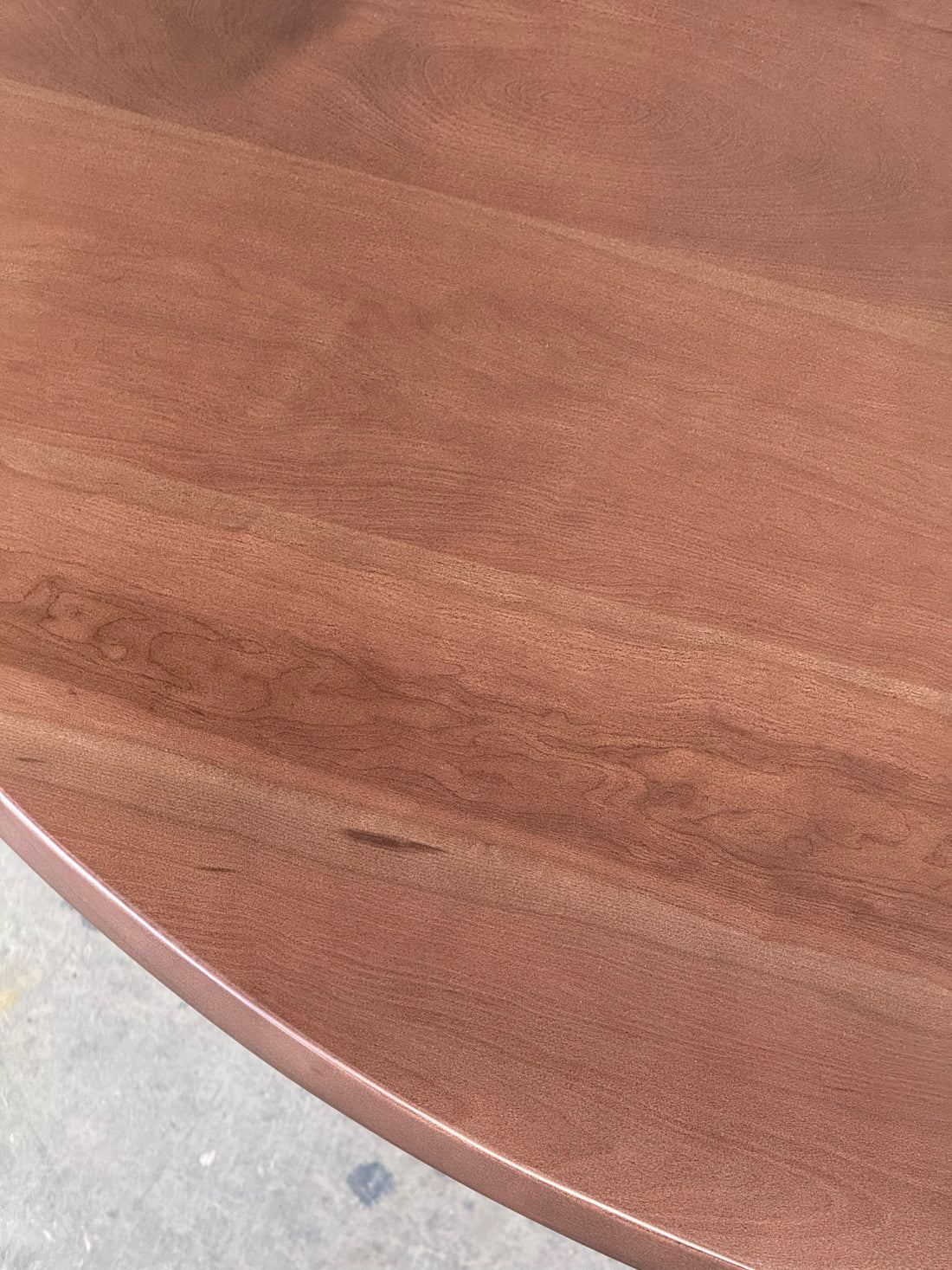 Veta de la cubierta de lenga de la mesa de comedor redonda Amora, detalle de cerca.