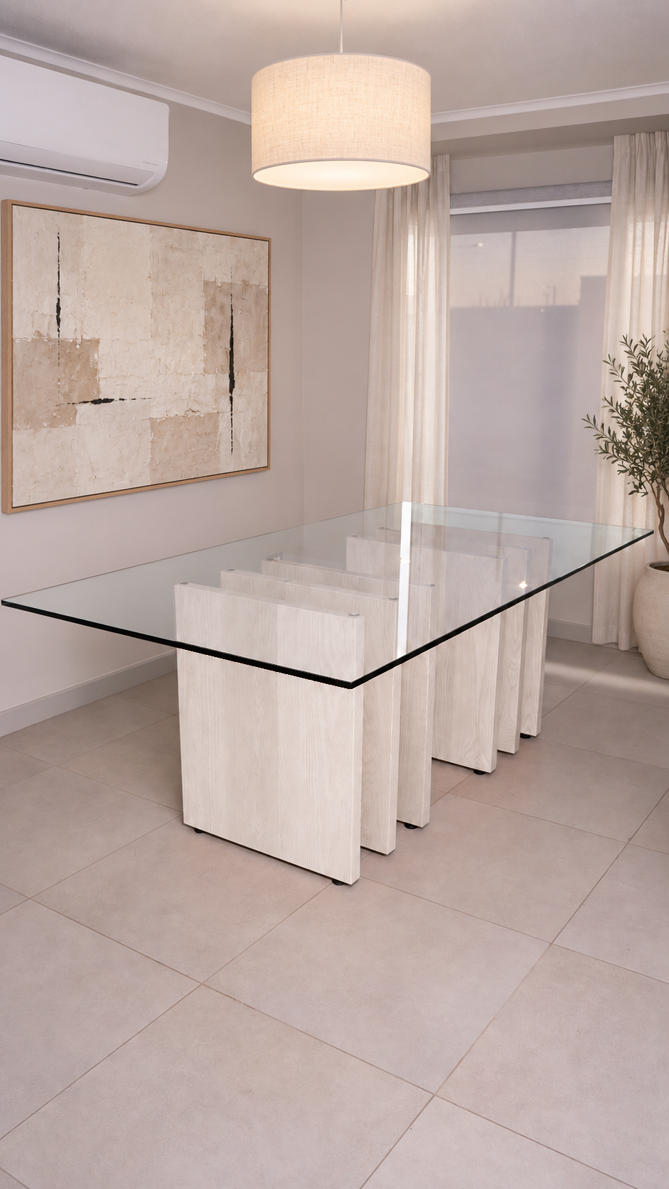Mesa de comedor Mykonos, cubierta de vidrio, base tono blanco, comedor.