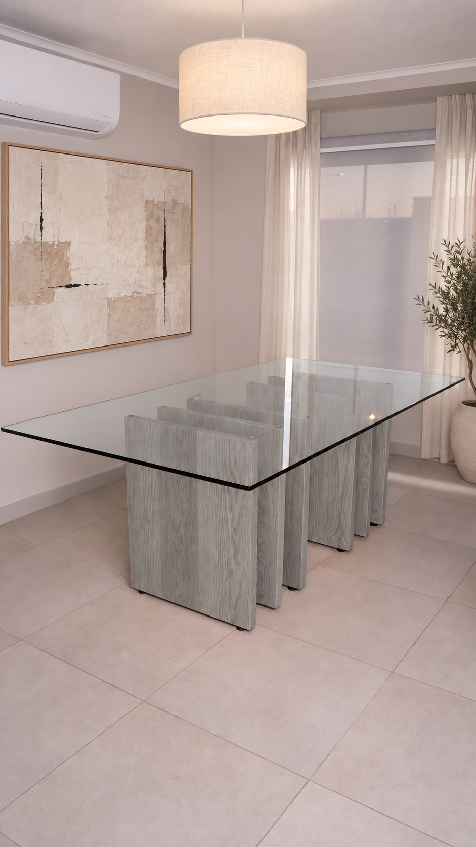 Mesa de comedor Mykonos, cubierta de vidrio, base tono gris, comedor.