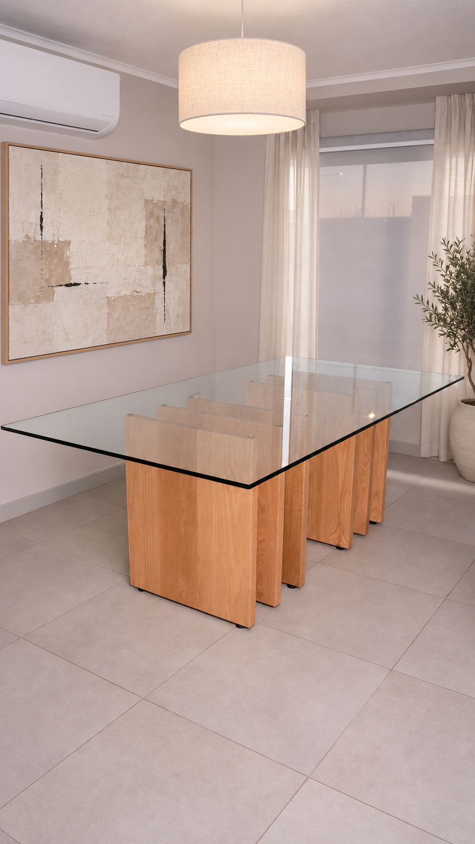 Mesa de comedor Mykonos, cubierta de vidrio, base de madera tono natural, comedor.