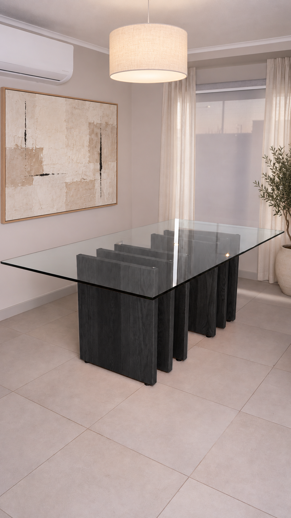 Mesa de comedor Mykonos, cubierta de vidrio, base tono negro, comedor.