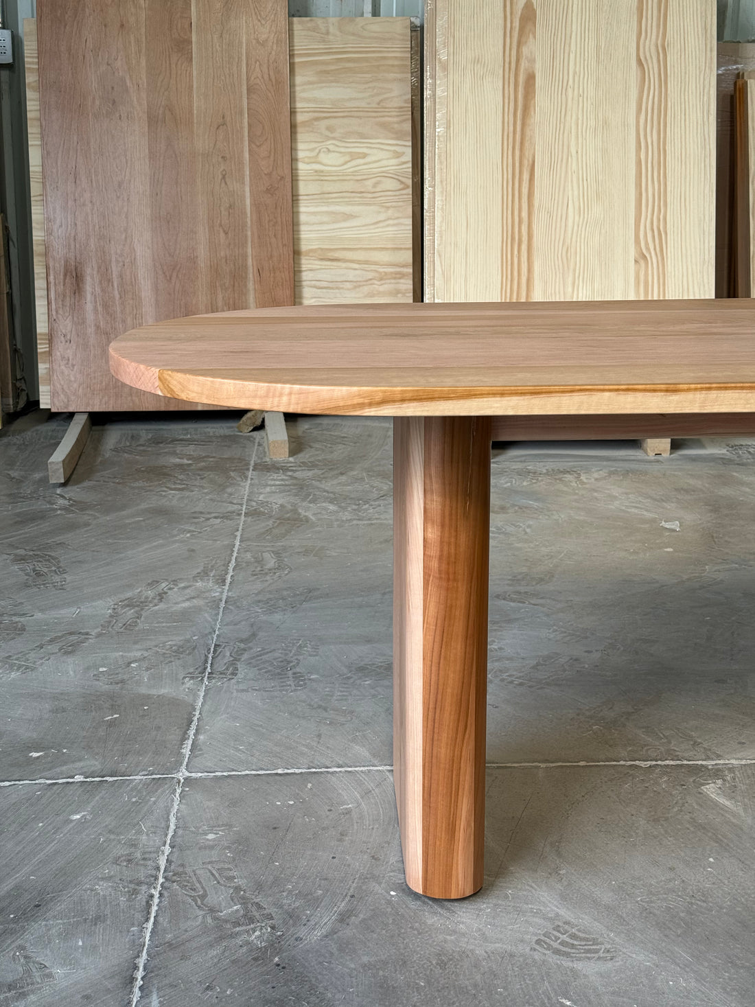Mesa ovalada Remanso, detalle de la curva continua del canto, comedor.