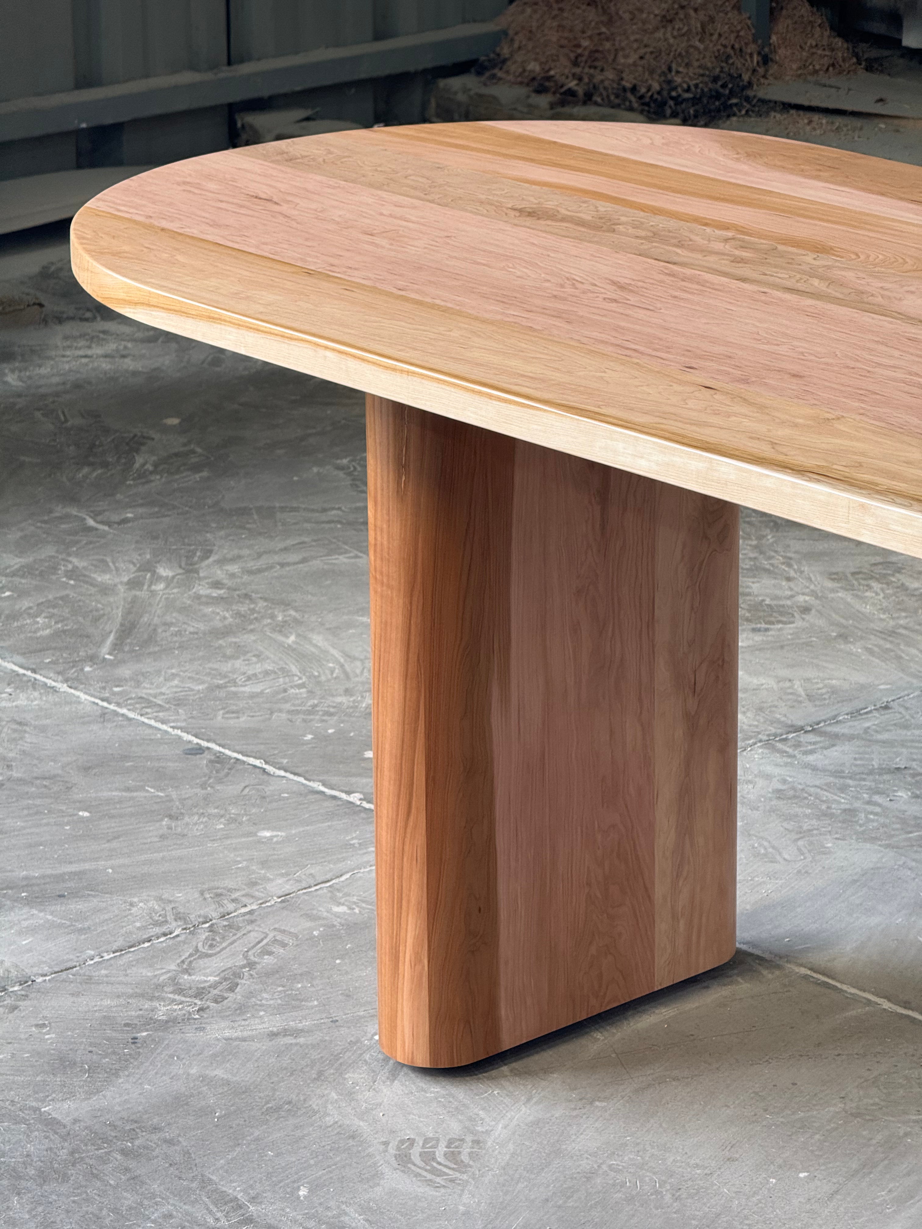 Mesa ovalada Remanso, detalle del radio completo de la curva, comedor.