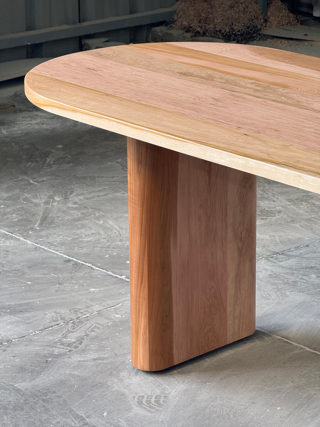 Mesa ovalada Remanso, detalle del radio completo de la curva, comedor.
