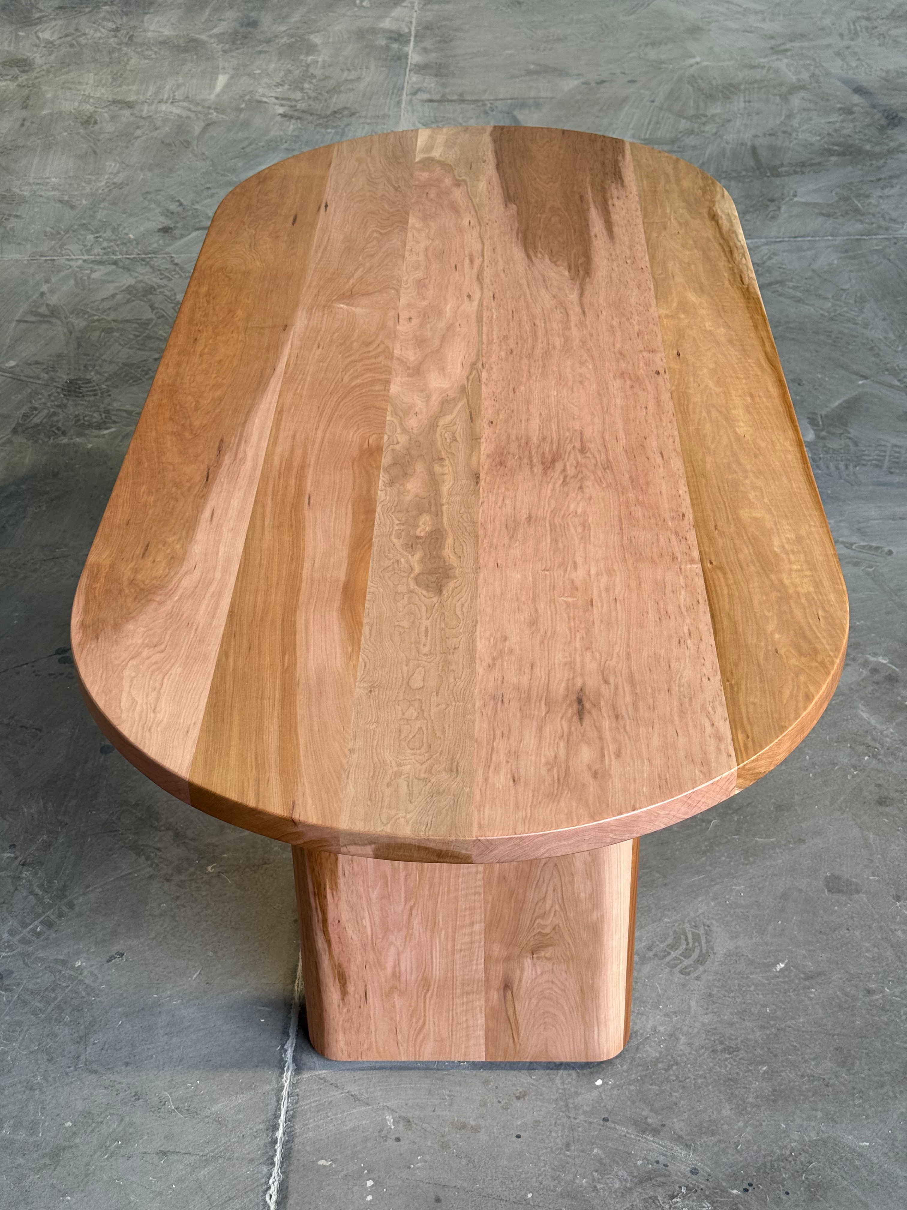 Mesa ovalada Remanso, detalle de la veta de la cubierta, comedor.