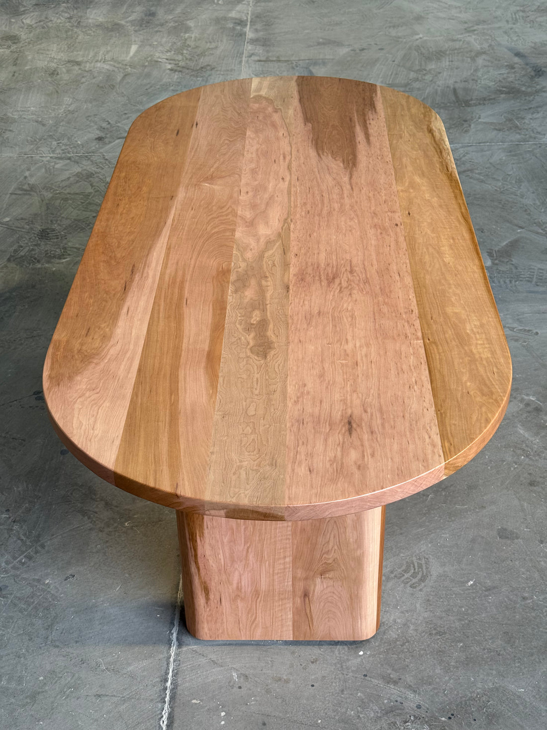 Mesa ovalada Remanso, detalle de la veta de la cubierta, comedor.