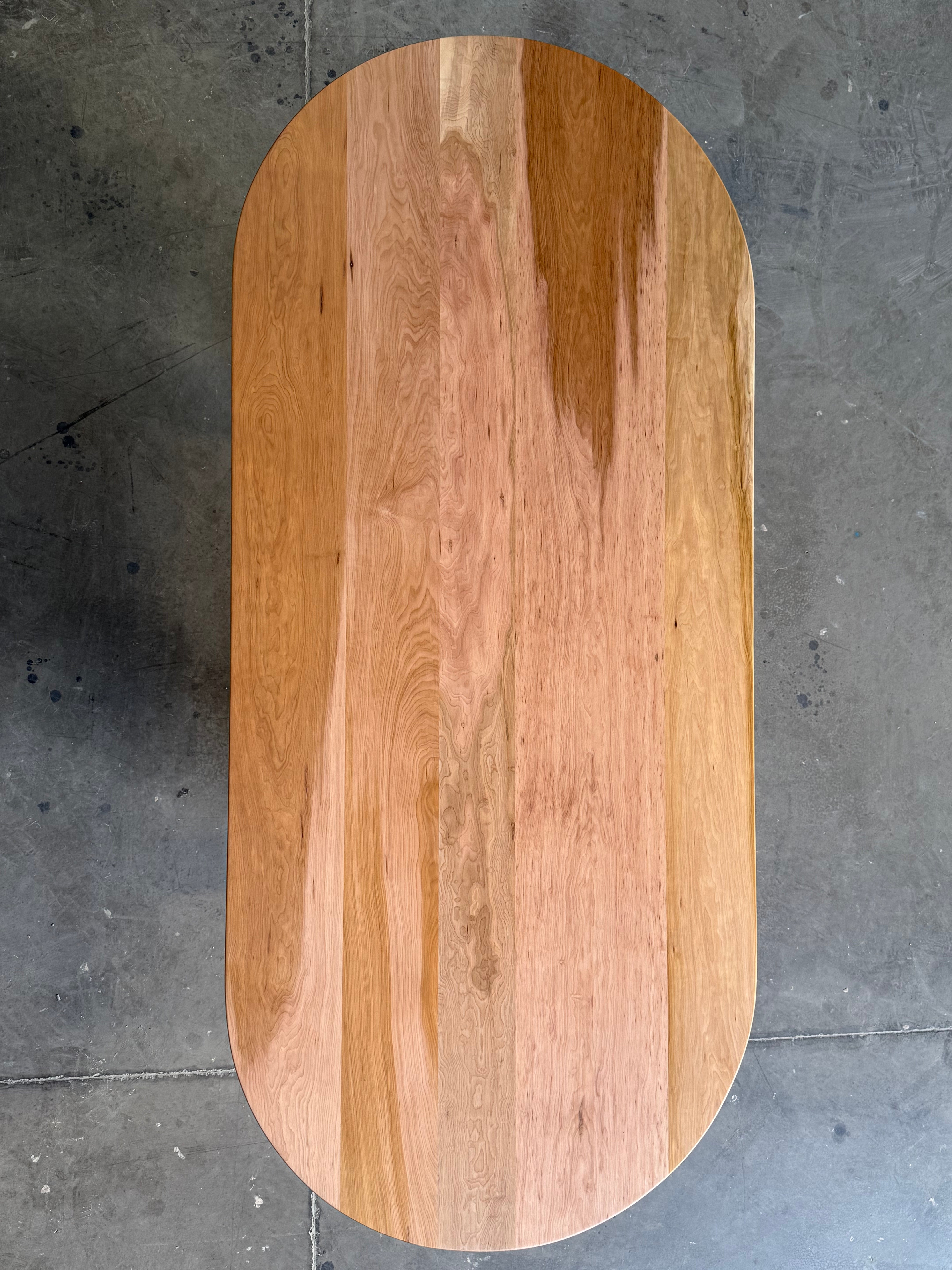 Mesa ovalada Remanso, detalle de la veta de la cubierta en lenga, comedor.