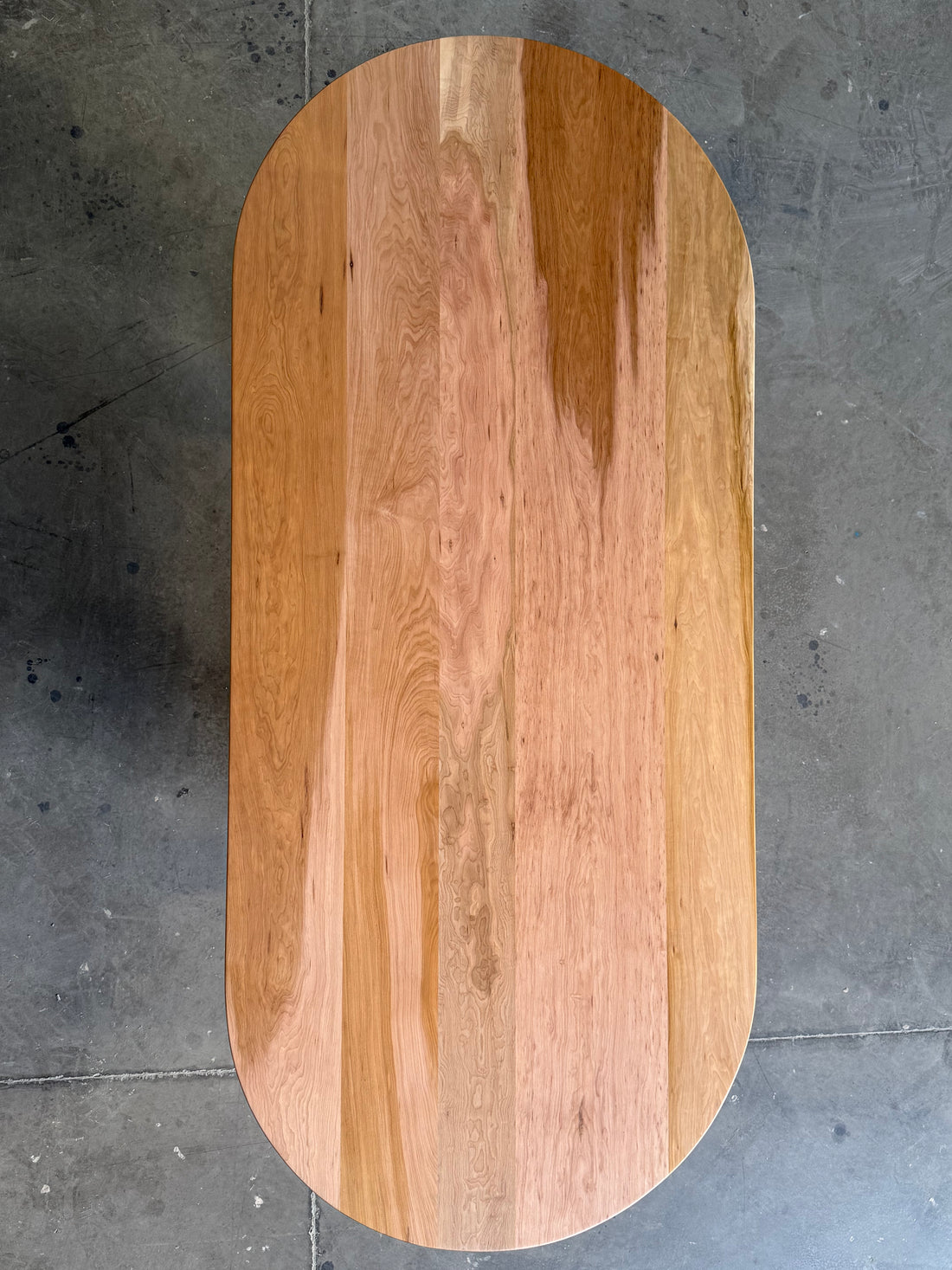 Mesa ovalada Remanso, detalle de la veta de la cubierta en lenga, comedor.
