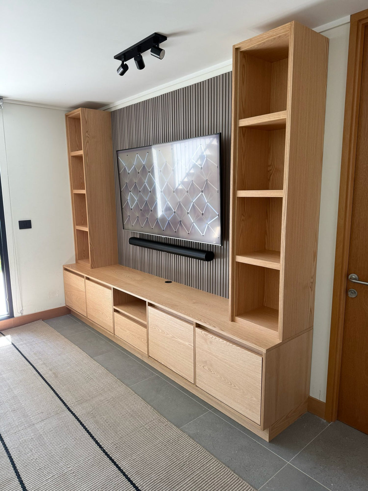 Mueble de TV y repisas a medida, proyecto entregado, foto 1 - Santino Design