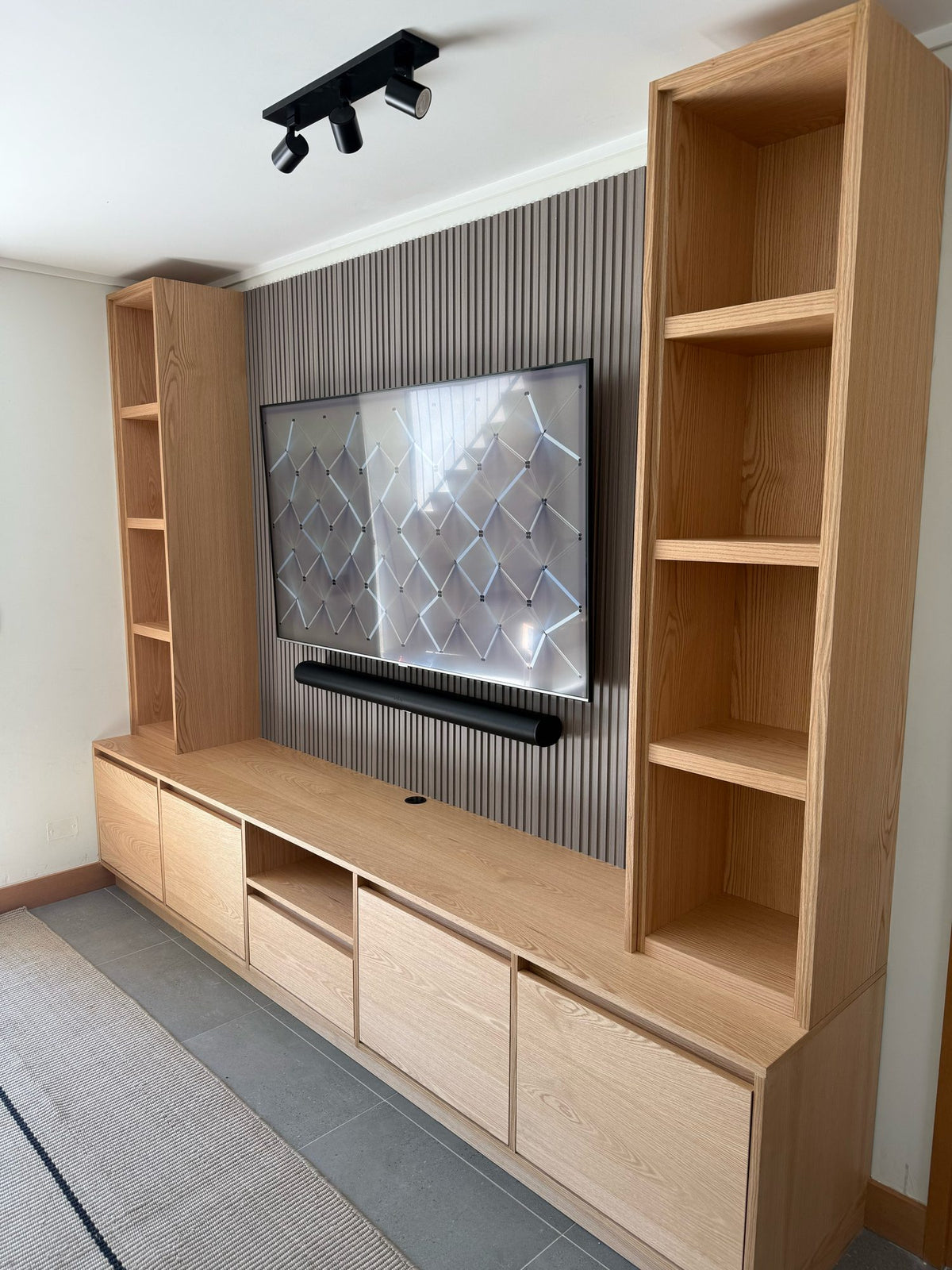 Mueble de TV y repisas a medida, proyecto entregado, foto 3 - Santino Design