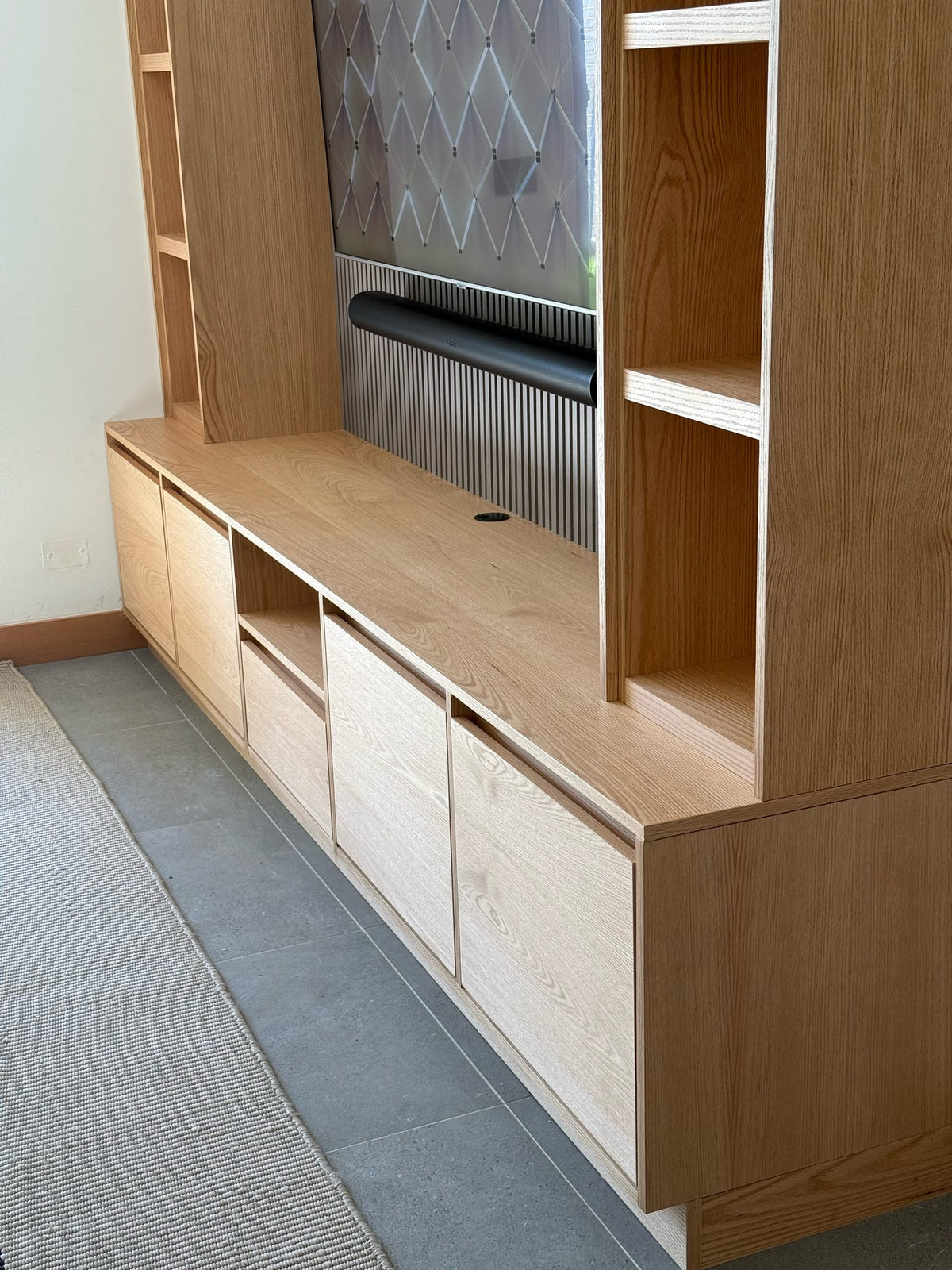 Mueble de TV y repisas a medida, proyecto entregado, foto 4 - Santino Design
